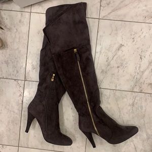 Stylish Gray Bucco Capensis Boots With Gold Zipper
